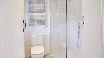Combined shower/bathtub, hair dryer, towels, toilet paper