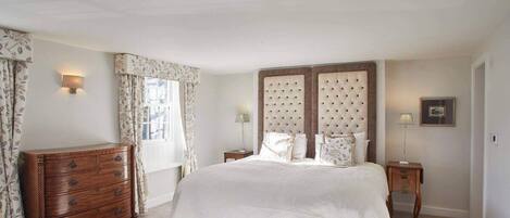 2 bedrooms, blackout curtains, iron/ironing board, free WiFi