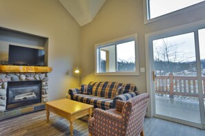 Televisión y chimenea 