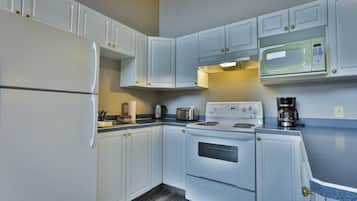 Kylskåp, mikrovågsugn, ugn och spishäll