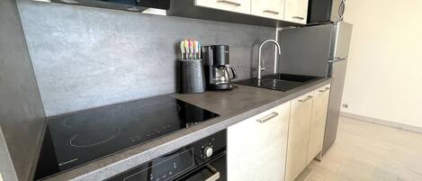 KĂŒhlschrank, Mikrowelle, Ofen, Herdplatte