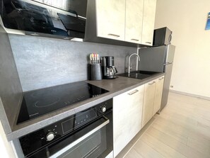 Fridge, microwave, oven, stovetop - BANYULS-SUR-MER, A/C T2, terrace, parking, near cove (Banyuls-sur-Mer)
