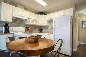 Een koelkast, een magnetron, een oven, een kookplaat