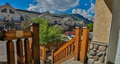 Spacious Townhouse / Loft Access / Mountain Views