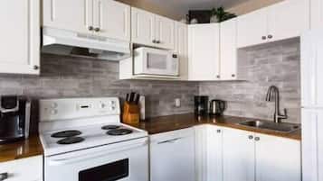 Een koelkast, een magnetron, een oven, een kookplaat