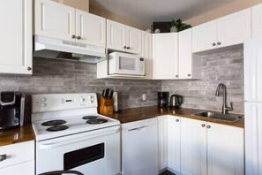 Een koelkast, een magnetron, een oven, een kookplaat