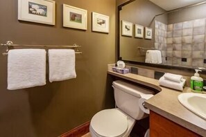 Dutxa, assecador de cabells, tovalloles i sabó