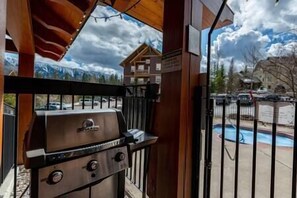 Outdoor spa tub - 2 bedroom on the ski hill (Fernie)