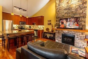 Interior - Riverside Chalet / Fireplace / Walk to Elk River (Fernie)