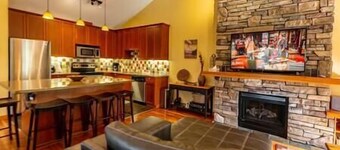 Riverside Chalet / Fireplace / Walk to Elk River