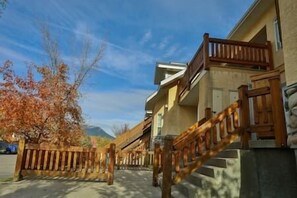Property grounds - 5 BDR Condo / Multiple Patios / Superb Location (Fernie)