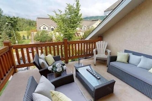 5 BDR Condo / Multiple Patios / Superb Location