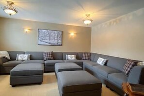Smart TV, fireplace - 5 BDR Condo / Multiple Patios / Superb Location (Fernie)