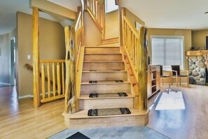 Interior - 5 BDR Condo / Multiple Patios / Superb Location (Fernie)