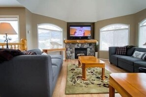 Smart TV, fireplace - 5 BDR Condo / Multiple Patios / Superb Location (Fernie)
