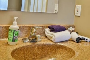 Hårføner, håndklær, såpe og sjampo