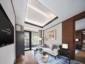 Deluxe-Zimmer | Minibar, Zimmersafe, individuell dekoriert, Schreibtisch