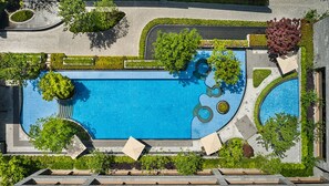 Außenpool (je nach Saison geöffnet), Liegestühle