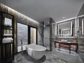 Habitación Deluxe | Baño | Artículos de higiene personal gratuitos, secador de pelo y albornoces