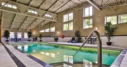 2 BDR Condo / Hot Tub / Gym