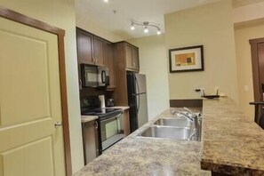 Fridge, microwave, oven, stovetop - 2 BDR Condo / Hot Tub / Gym (Fernie)