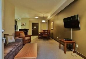 TV, fireplace - 2 BDR Condo / Hot Tub / Gym (Fernie)