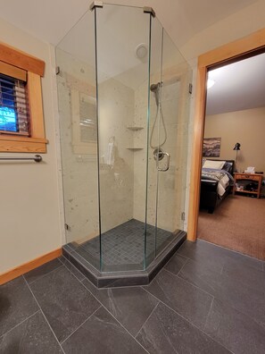 Douche, séchoir à cheveux, serviettes fournies, savon