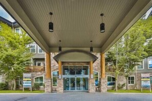Exterior - 2 BDRM / Hot Tub & Pool / AC / Fireplace (Fernie)