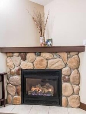 Interior - Penthouse Studio / New Queen Bed / Balcony (Fernie)