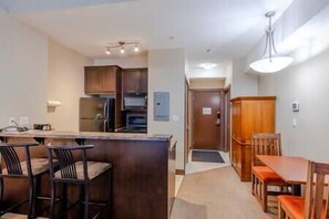 Full-size fridge, microwave, oven, stovetop - Penthouse Studio / New Queen Bed / Balcony (Fernie)