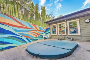 Outdoor spa tub - Penthouse Studio / New Queen Bed / Balcony (Fernie)