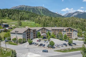 Exterior - Penthouse Studio / New Queen Bed / Balcony (Fernie)