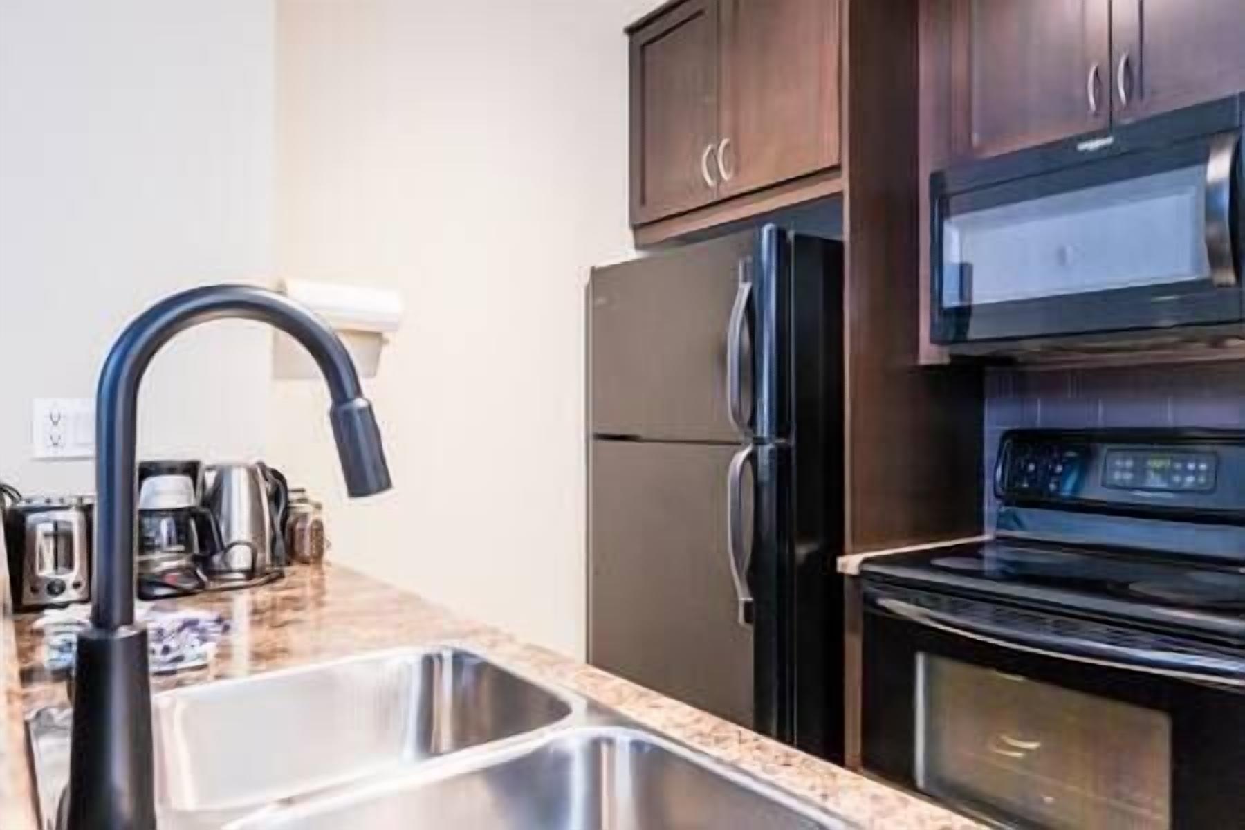 Køleskab/fryser i fuld størrelse, mikrobølgeovn, ovn, kogeplade