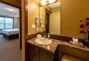 Een haardroger, een bidet, handdoeken, zeep