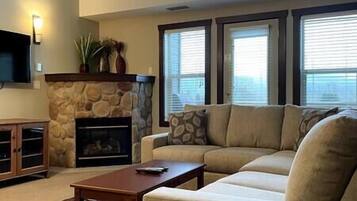 Una televisión, una chimenea