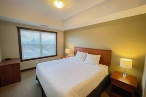3 bedrooms, iron/ironing board, free WiFi, bed sheets - Penthouse Suite w Loft / Pool / Deck (Fernie)