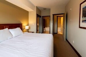 3 slaapkamers, een strijkplank/strijkijzer, gratis wifi, beddengoed