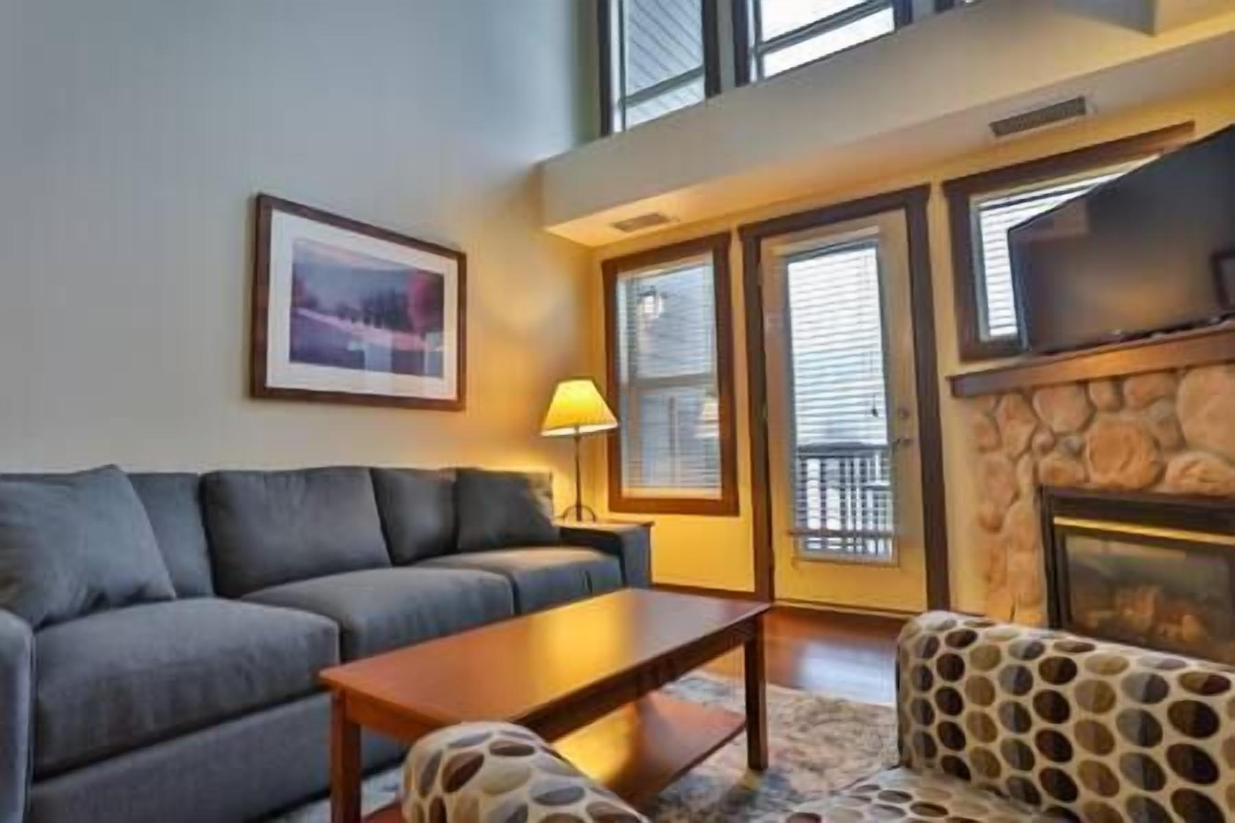 Televisión y chimenea 