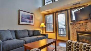 Televisión y chimenea