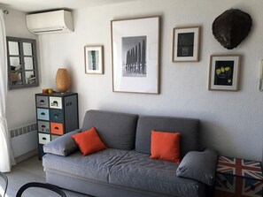 Living area - Air-conditioned studio with terrace and parking in Cavalaire-sur-Mer (Cavalaire-sur-Mer)