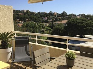Outdoor dining - Air-conditioned studio with terrace and parking in Cavalaire-sur-Mer (Cavalaire-sur-Mer)