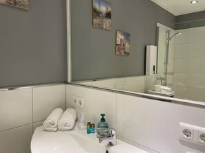 Deluxe-Apartment | Badezimmer | Kostenlose Toilettenartikel, Haartrockner, Handtücher, Seife