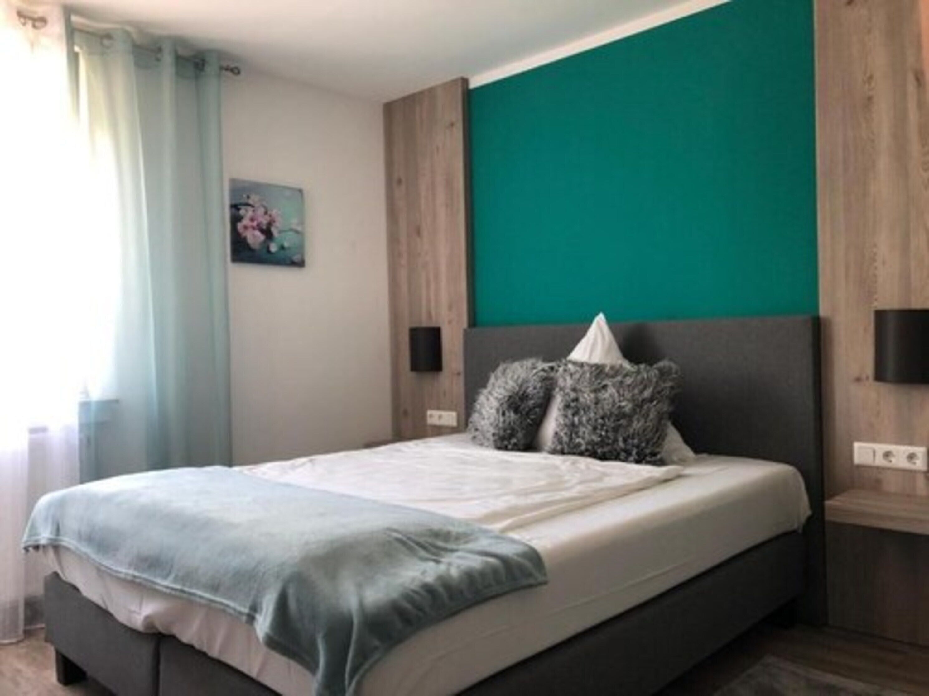 Cortines opaques, un bressol de viatge, wifi gratuïta i roba de llit 