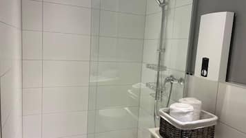 Appart'hôtel Deluxe | Salle de bain | Articles de toilette gratuits, sèche-cheveux, serviettes fournies, savon