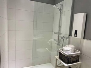 Deluxe Condo | Bathroom | Free toiletries, hair dryer, towels, soap - Hotel Casalino (Wachtendonk)