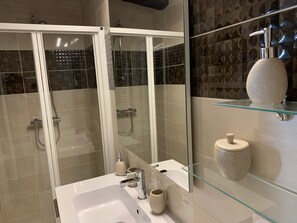 Hair dryer, soap - Cathedral Aparthotel historic center cathedral view Superior (Albi)