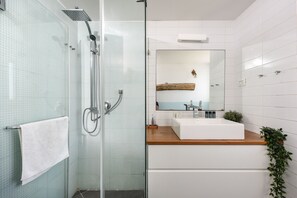 Apartment, 3 Schlafzimmer, Balkon | Badezimmer | Dusche, Regendusche, Handtücher, Seife