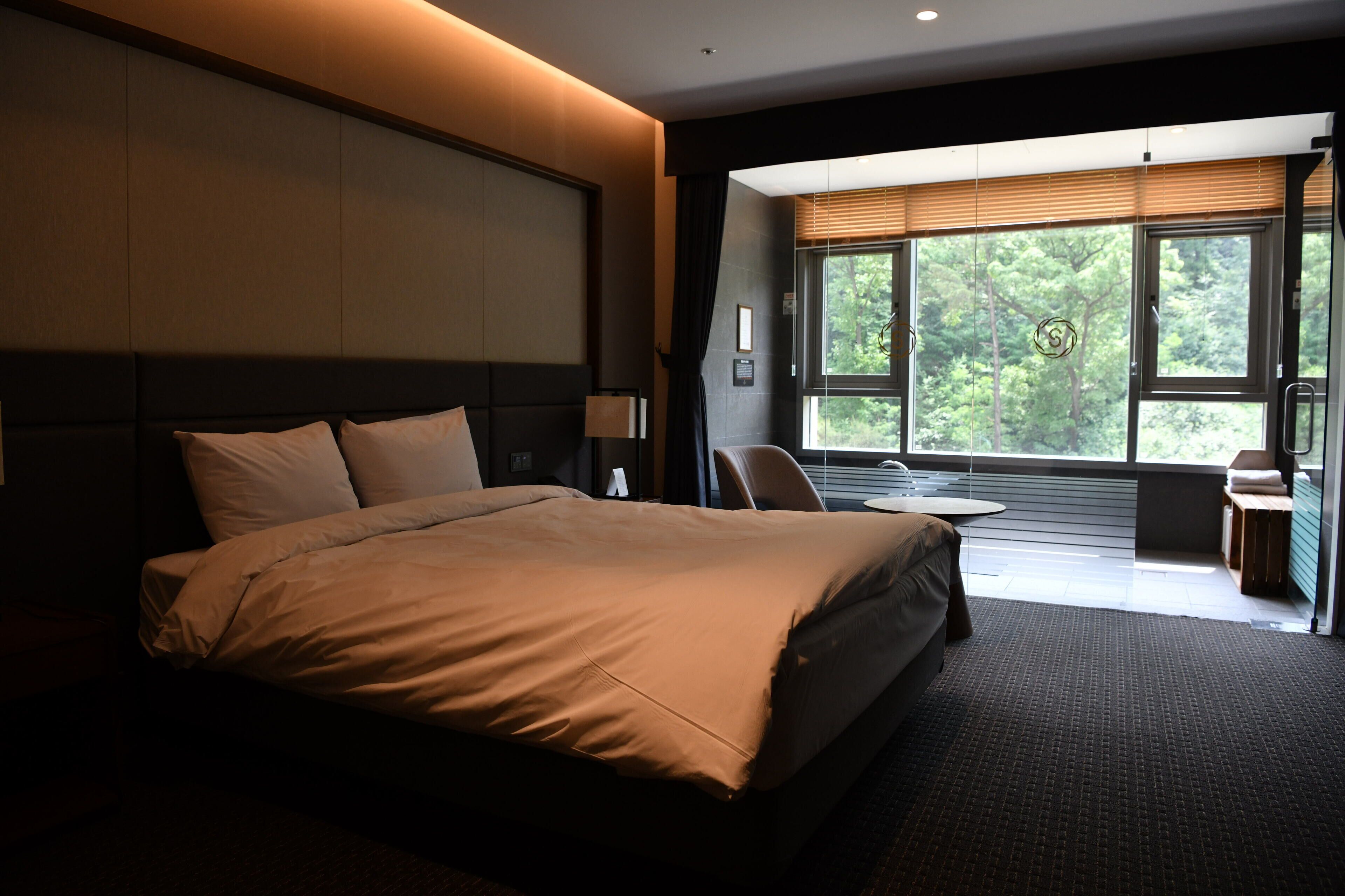 1 bedroom, in-room safe, desk, blackout curtains