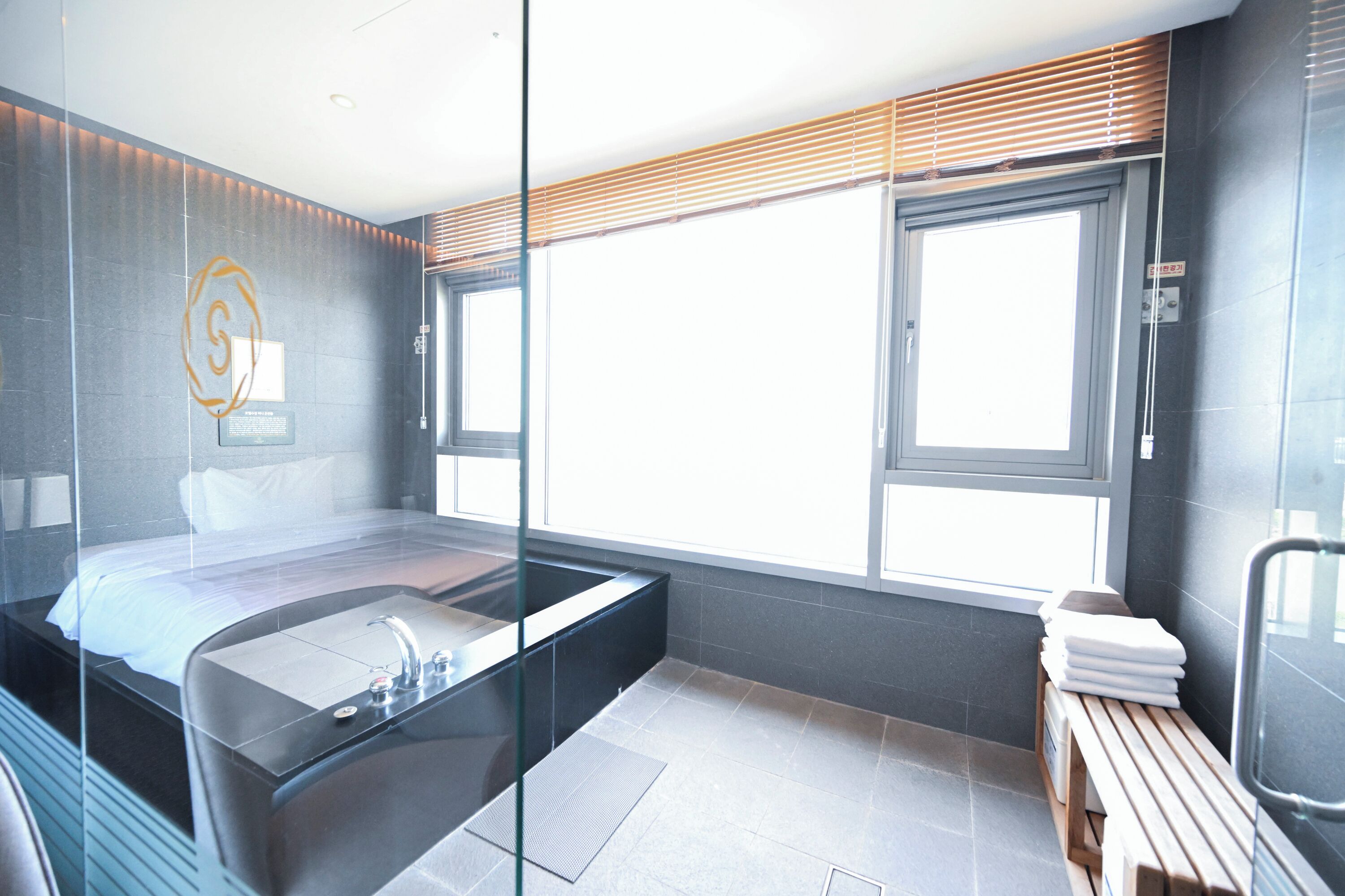 (breakfast included) lake view junior suite twin | bathroom | shower, rainfall showerhead, free toiletries, hair dryer