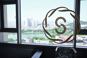 Junior Pool Suite Twin Room (City View) | City view